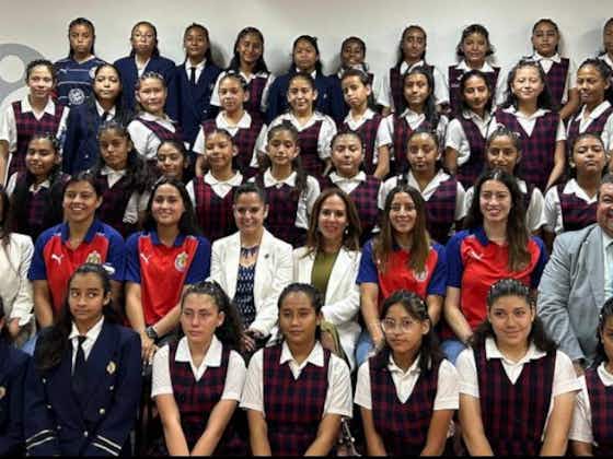 Article image:Chivas Femenil sponsored the graduates of the Beatriz Hernandez boarding school.
