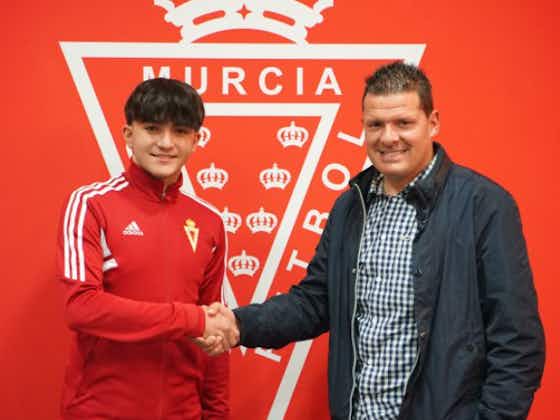 Imagen del artículo:Sergio López firma su primer contrato profesional como futbolista