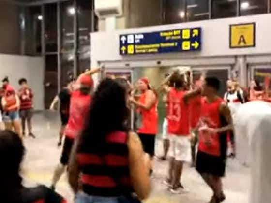 Imagem do artigo:Grupo de torcedores vai até o aeroporto e aguarda a chegada da delegação do Flamengo, campeão brasileiro