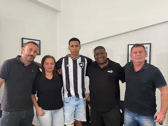 Imagem do artigo:Promessa da base, lateral Ramon assina seu primeiro contrato profissional com o Botafogo