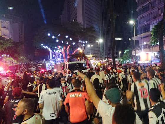 Imagem do artigo:Jogadores do Atlético-MG festejam antes de embarque, enquanto torcida aguarda para festa; veja vídeos