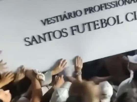 Imagem do artigo:Após eliminação, torcedores do Santos tentam invadir vestiários e quebram placa na Vila Belmiro