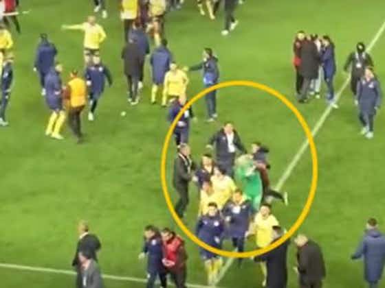 Imagem do artigo:Torcedores do Trabzonspor invadem o gramado e brigam com atletas do Fenerbahçe após derrota