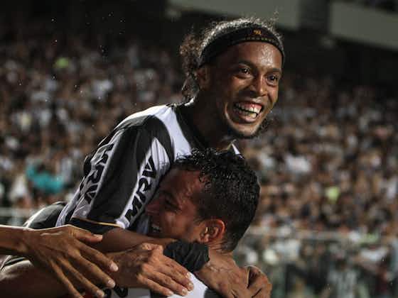 Imagem do artigo:‘Nesse dia de Galo’, Ronaldinho bebia água e comandava o Atlético na vitória contra o São Paulo