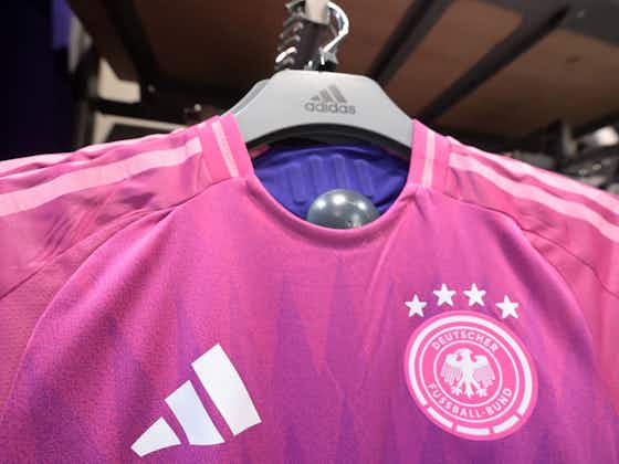 Immagine dell'articolo:🎥 Germania: maglia rosa criticata, le vendite VOLANO! Müller ci scherza 😅