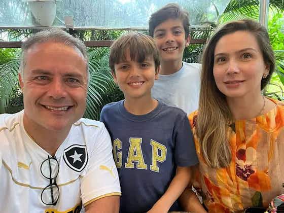 Imagem do artigo:VÍDEO: filhos do ministro de Transportes ‘arrastam’ pai para assistir ao jogo do Botafogo contra o Boavista