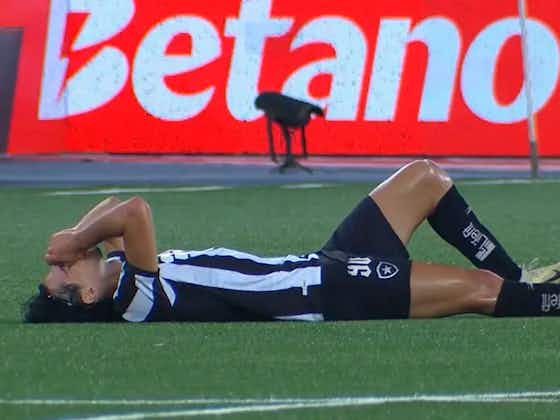 Imagem do artigo:Matheus Nascimento, do Botafogo, sente a coxa e deixa o campo no primeiro tempo contra o Atlético-GO
