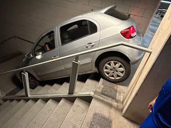 Imagem do artigo:No Mineirão, torcedor do Cruzeiro fica preso com veículo em escada