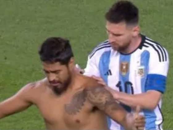 Imagem do artigo:Torcedor invade campo e Messi autografa o corpo do fã; confira