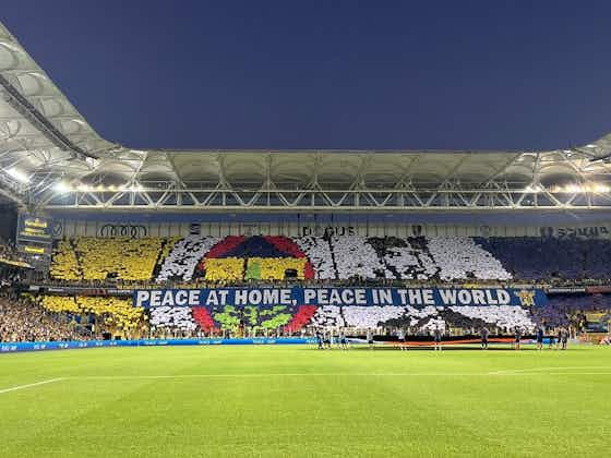 Imagem do artigo:Depois dos cânticos de “Putin”, o Fener fez seu mea culpa contra o Dynamo com um mosaico pedindo “paz no mundo”