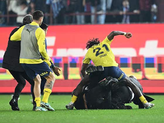 Artikelbild:Skandal in Trabzon: Fans stürmen den Platz und liefern sich Prügelei mit Fenerbahçe-Spielern!