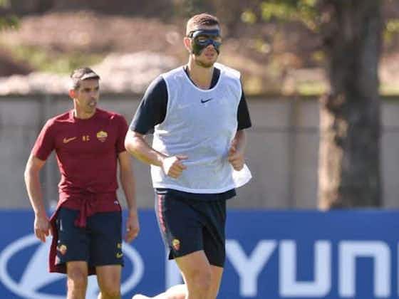 Article image:Dzeko trains with the group wearing protective mask
