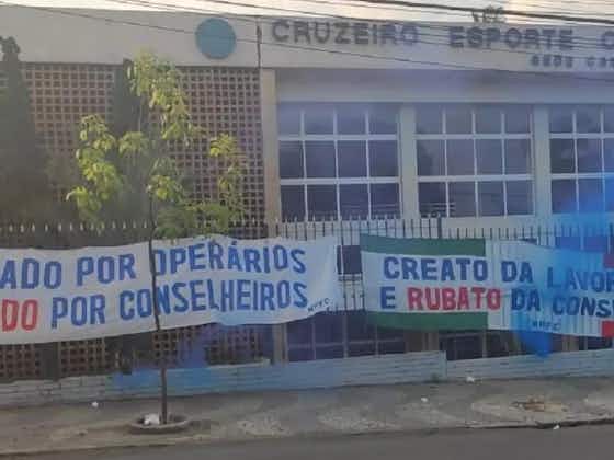 Imagem do artigo:Torcida do Cruzeiro espalha faixas de protesto por BH: ‘fundado por operários, roubados por conselheiros’