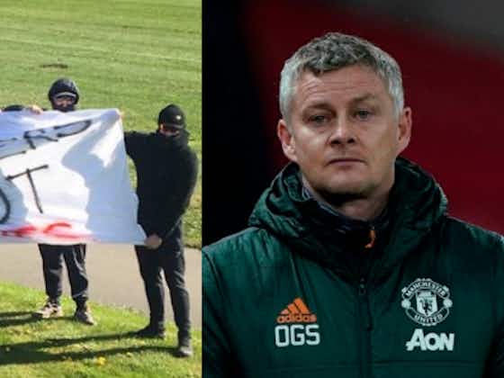 Article image:Solskjaer & players diffuse Man Utd fans’ ‘Glazers out’ protest at Carrington