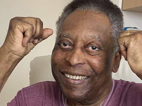 Article image:Photo: Brazil legend Pele finally leaves hospital after having a tumour removed