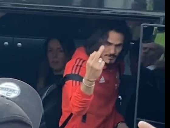 Article image:Man United star Edinson Cavani gives the finger to Crystal Palace fans