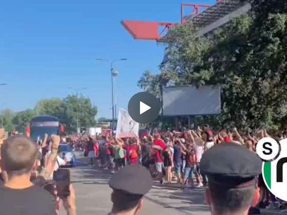 Article image:Watch: Hundreds of fans line the streets to welcome the Milan bus before Udinese game