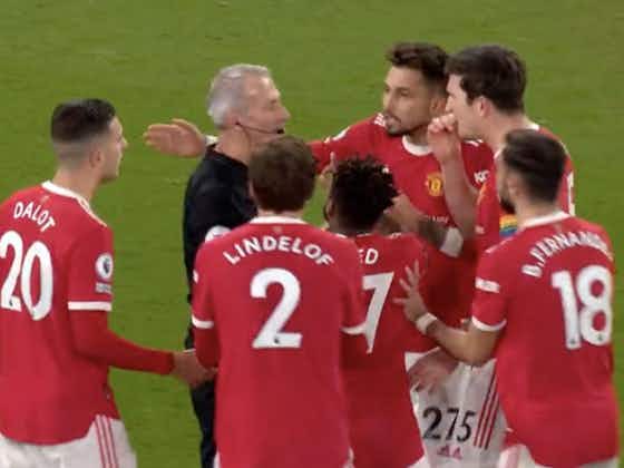 Article image:(Video) Man United players surround Martin Atkinson in protest following bizarre Arsenal opener