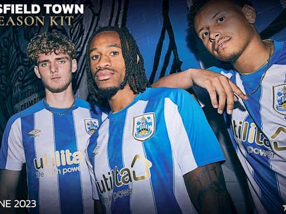 Imagem do artigo:Umbro lança nova camisa titular do Huddersfield Town 2023-2024