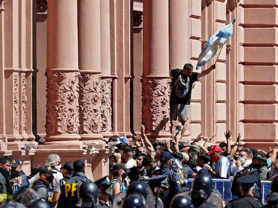 Article image:Diego Maradona dies: Mourners and police clash at Argentina great's funeral