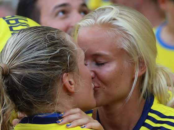 Artikelbild:Ein Kuss, der Geschichte schrieb: Bayerns Harder und Eriksson sprechen über ihre Beziehung und Vorbildrolle