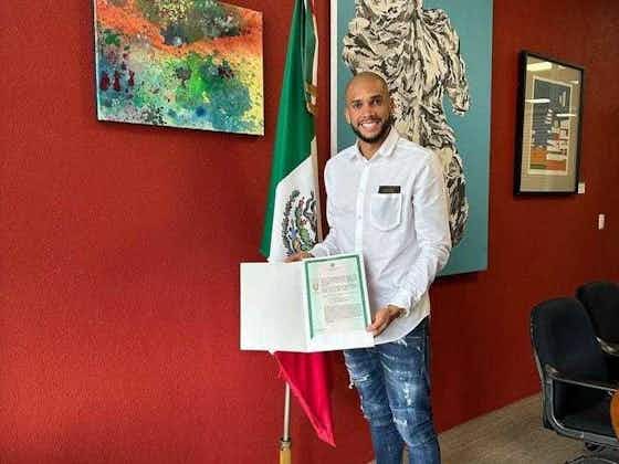 Imagen del artículo:Matheus Doria recibe su carta de naturalización como mexicano