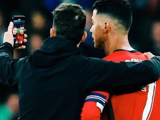 Imagen del artículo:Cristiano Ronaldo: Fan se mete a la cancha para darle un beso a CR7