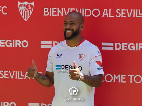 Imagen del artículo:Marcao ya posa con la camiseta del Sevilla FC