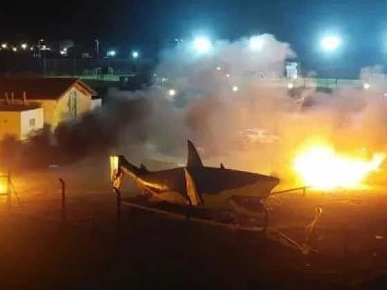 Imagem do artigo:Torcedores se revoltam com derrota e incendeiam carros de jogadores na Argentina