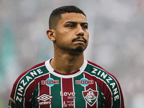 Imagem do artigo:No Paraguai, André deixa estádio de muletas e preocupa Fluminense