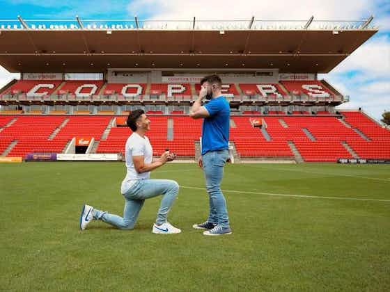 Imagem do artigo:Jogador australiano pede namorado em casamento, no estádio