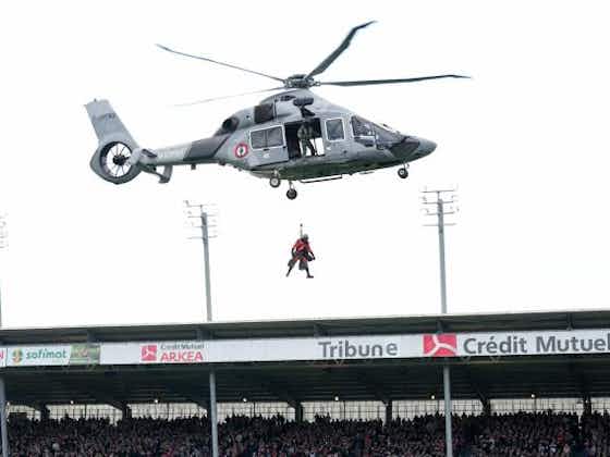 Image de l'article :Brest : quand le ballon du choc contre Monaco est livré par hélicoptère