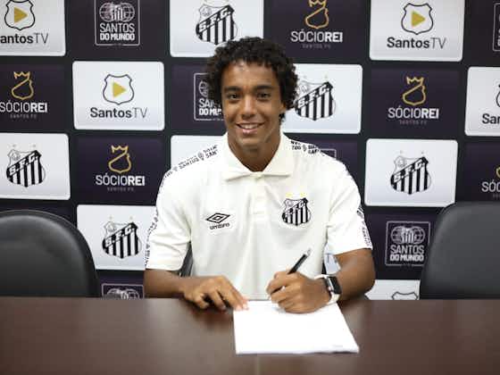 Imagem do artigo:Lucas Yan, meio campista da equipe Sub-17, assina primeiro contrato profissional com o Santos FC
