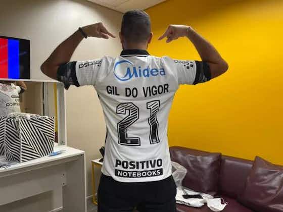 Imagem do artigo:Corinthians presenteia Gil, participante do BBB 21, com camisa autografada e convite especial