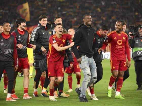 Article image:Roma players encourage Evan Ndicka to celebrate in front of Curva Sud after Milan win