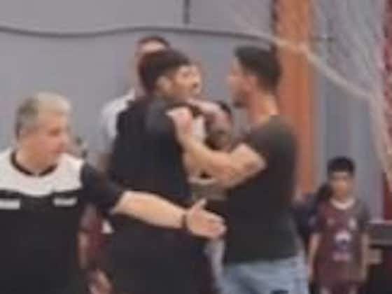 Imagen del artículo:VIDEO: Un ex-jugador de Boca entró a la cancha para discutir con el árbitro ¡en un partido de su hijo!