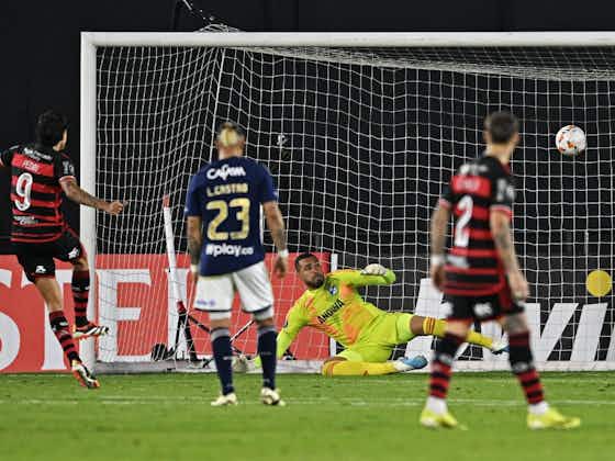 Imagem do artigo:Após sair com dores durante a partida da Libertadores, Varela vira problema no Flamengo