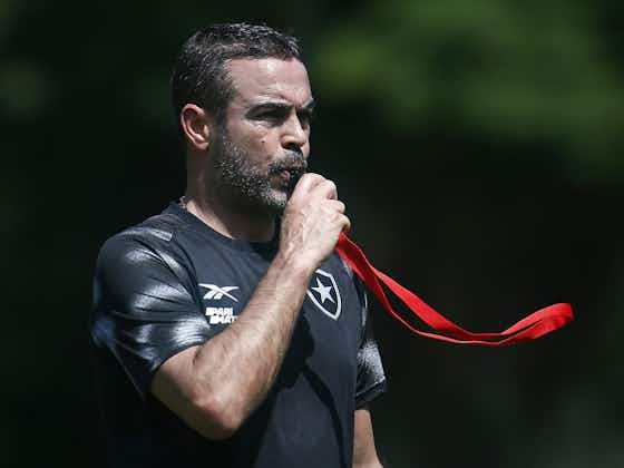 Imagem do artigo:Botafogo quer zagueiro e mira ex-atletas de Palmeiras e Corinthians