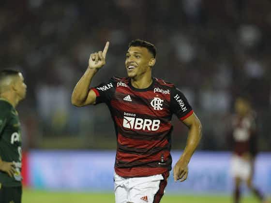 Article image:Flamengo oficializa renovação de Victor Hugo até 2028