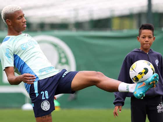 Imagem do artigo:Danilo recebe visita de irmão mais novo em treino do Palmeiras