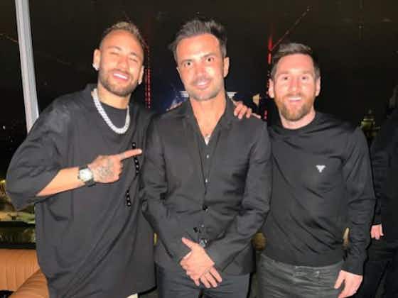 Imagem do artigo:Aniversariante, Neymar posa para foto ao lado e Messi e compatriota Falcão