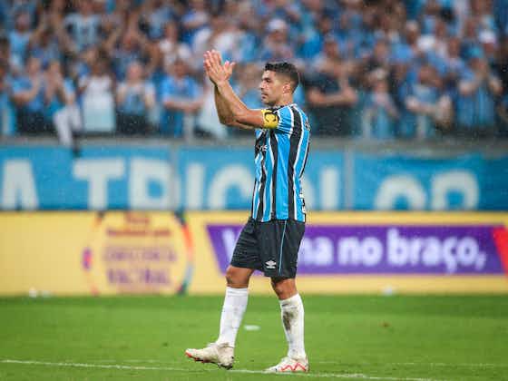 Imagem do artigo:De saída do Grêmio, Suárez se aproxima de acerto com time de Messi, afirma jornal norte-americano