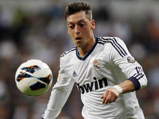 Image de l'article :Real Madrid : le magnifique hommage des Merengue à Mesut Özil !