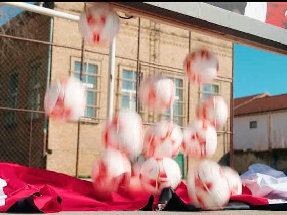 Imagem do artigo:Ajax entregou 100 bolas à antiga escola de Tadic na Sérvia, após ele chegar a 100 gols pelo clube
