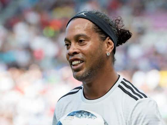 Article image:📸 Ronaldinho gets lookalike to sign autographs and take fan selfies