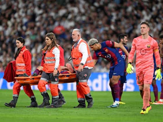 Article image:De Jong goes off on stretcher in worry for Barça and Netherlands 😥