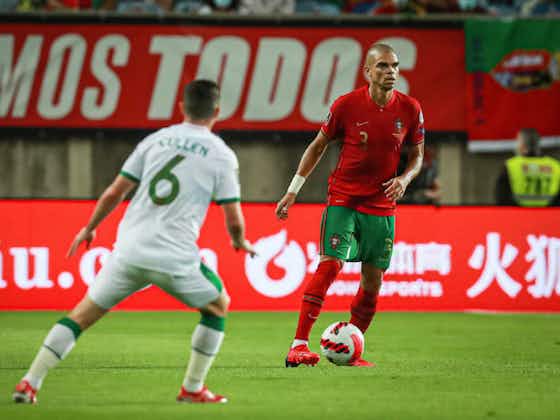 Artikelbild:😂 "Du auch!" Hier zieht Portugals Pepe den Ordner in die Jubeltraube