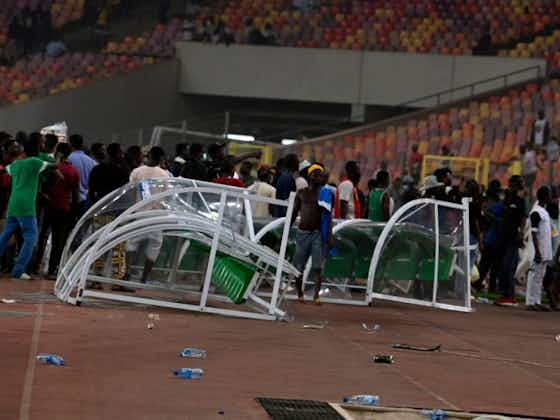 Artikelbild:🎥 Frust nach WM-Aus! Nigeria-Fans stürmen und verwüsten das Feld
