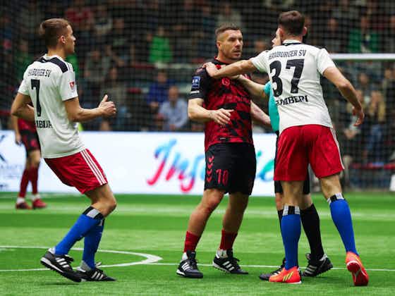 Artikelbild:🤬 Podolski glänzt bei Hallenkick, sieht aber auch Rot und rastet aus