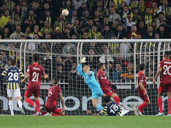 Artikelbild:Spielunterbrechung in Istanbul: Sevilla-Keeper schon wieder attackiert